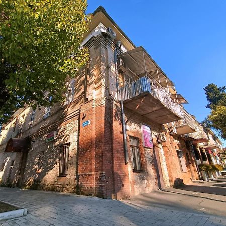 Мини-Отель В Центре Сухума - Аиааира Sukhumi Exterior photo