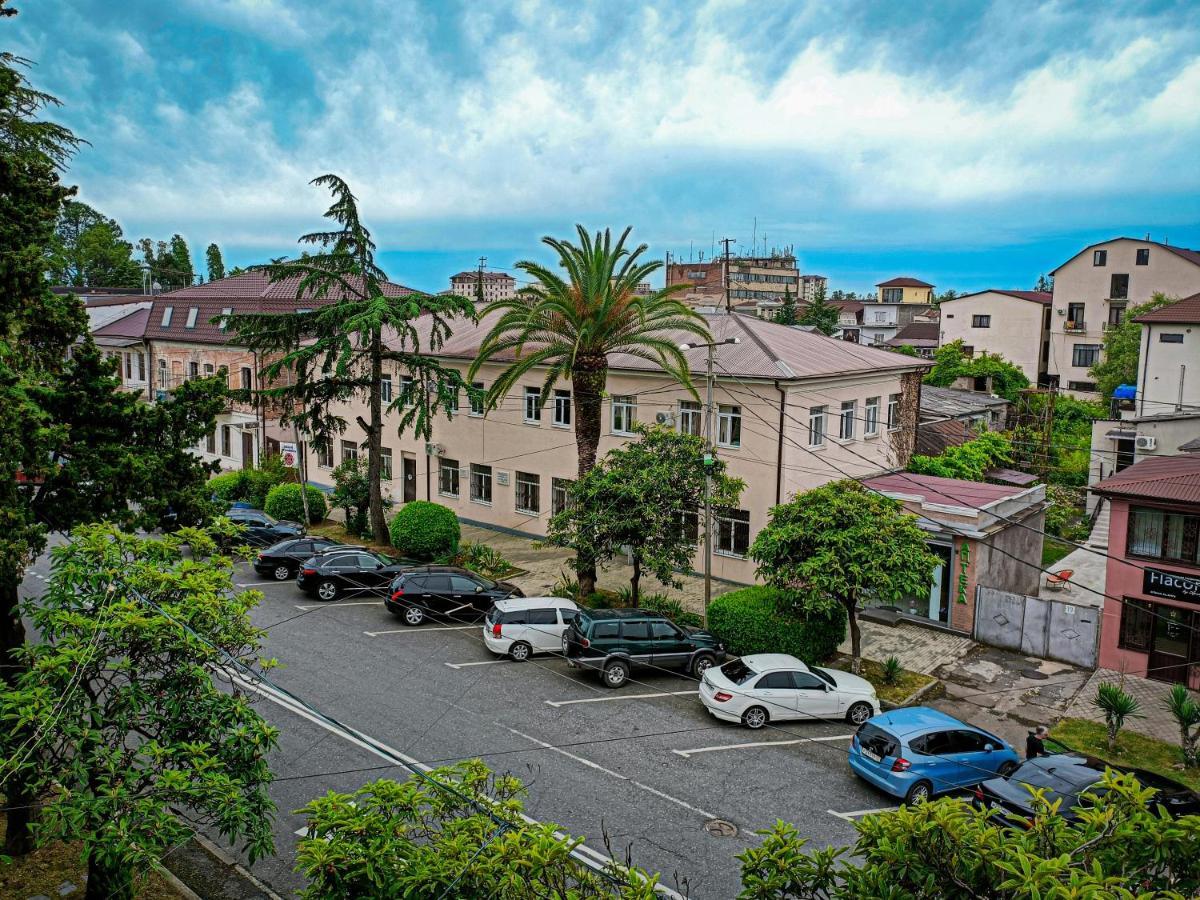 Мини-Отель В Центре Сухума - Аиааира Sukhumi Exterior photo